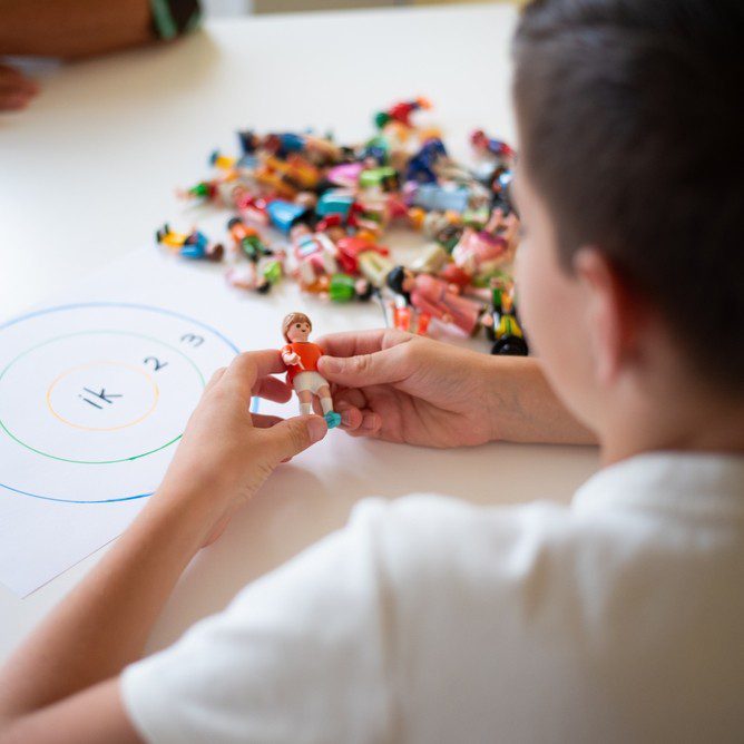 Kind speelt met poppetje